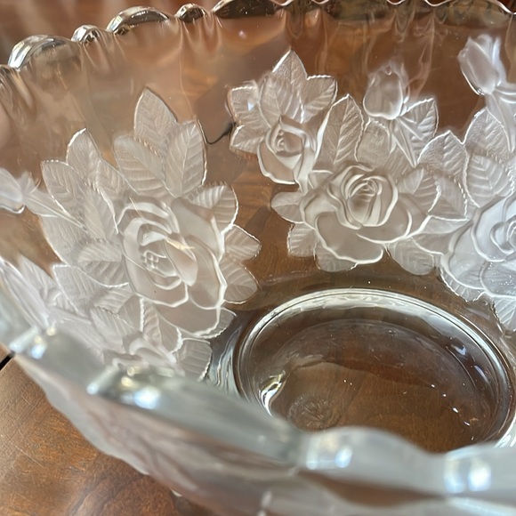 Mikasa Studio Nova Winter Rose serving reversed frosted cameo large bowl 12”x5” - Picture 7 of 9